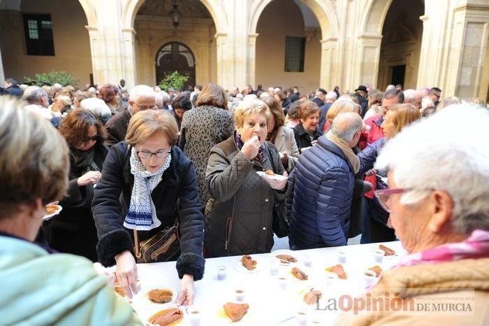 Reparto de boniatos en el Palacio Episcopal por San Fulgencio