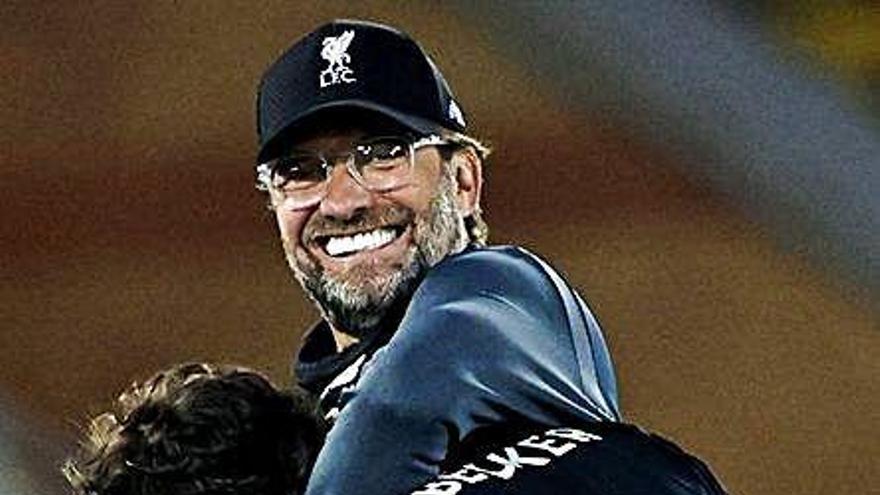 Klopp abraza a un jugador.