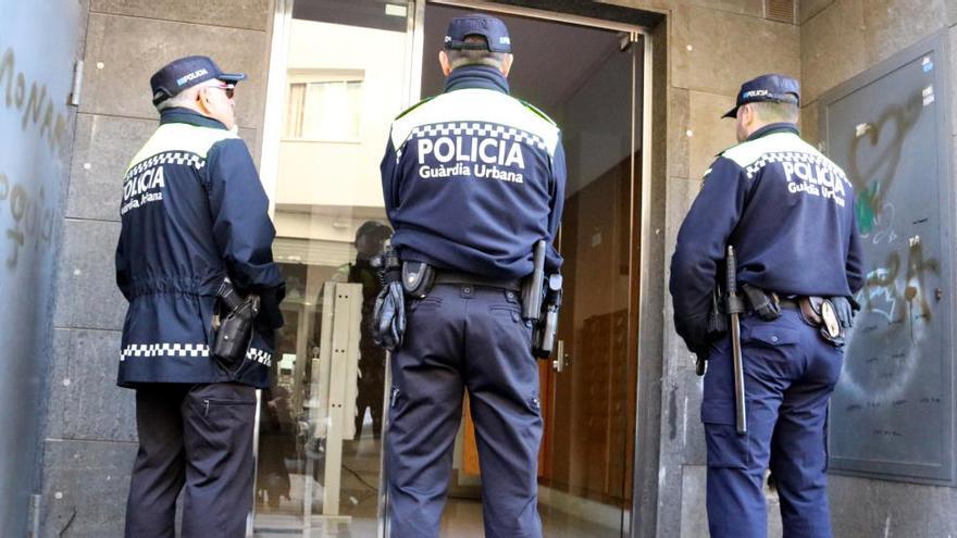 Agents de la Guàrdia Urbana de Figueres davant del número 9 del carrer Caserna on s&#039;ha actuat