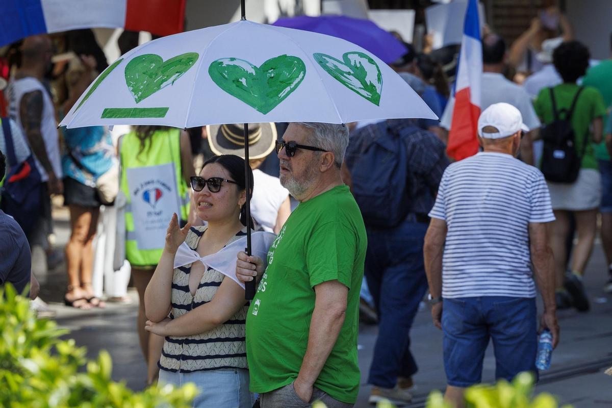 Cientos de personas recorriendo la Avenida de la Constitución de Sevilla en las manifestaciones convocadas por las Mareas, Sindicatos y Partidos Políticos en las capitales de Andalucía en defensa de los servicios públicos bajo el lema ”Andalucía por los servicios públicos”.