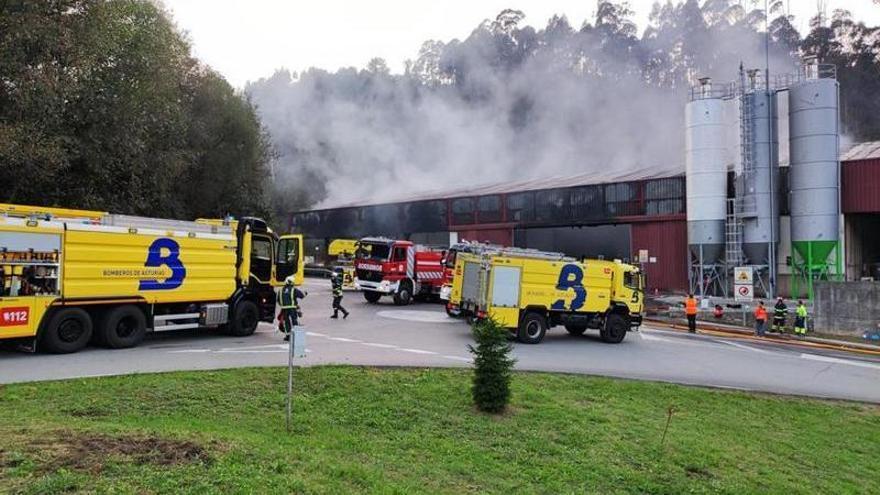 Bomberos en la zona de la nave incendiada