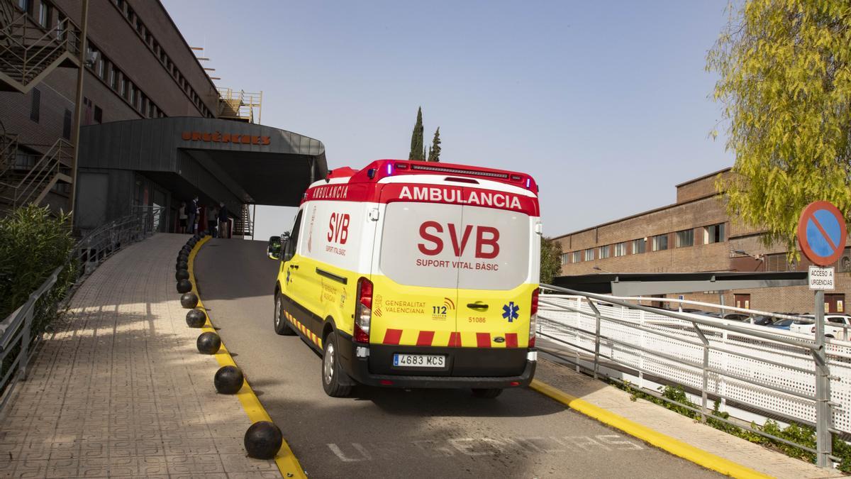 Una ambulancia accediendo a la zona de Urgencias del hospital de  Xàtiva.