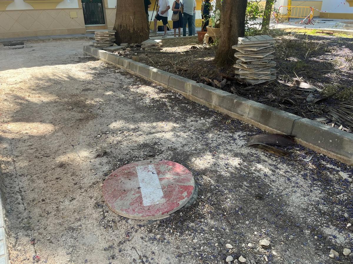 Una señal de tráfico tapa una alcantarilla.