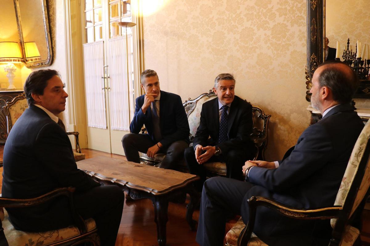 La reunión entre Le Senne y los médicos anestesiólogos esta mañana en el Parlament balear.