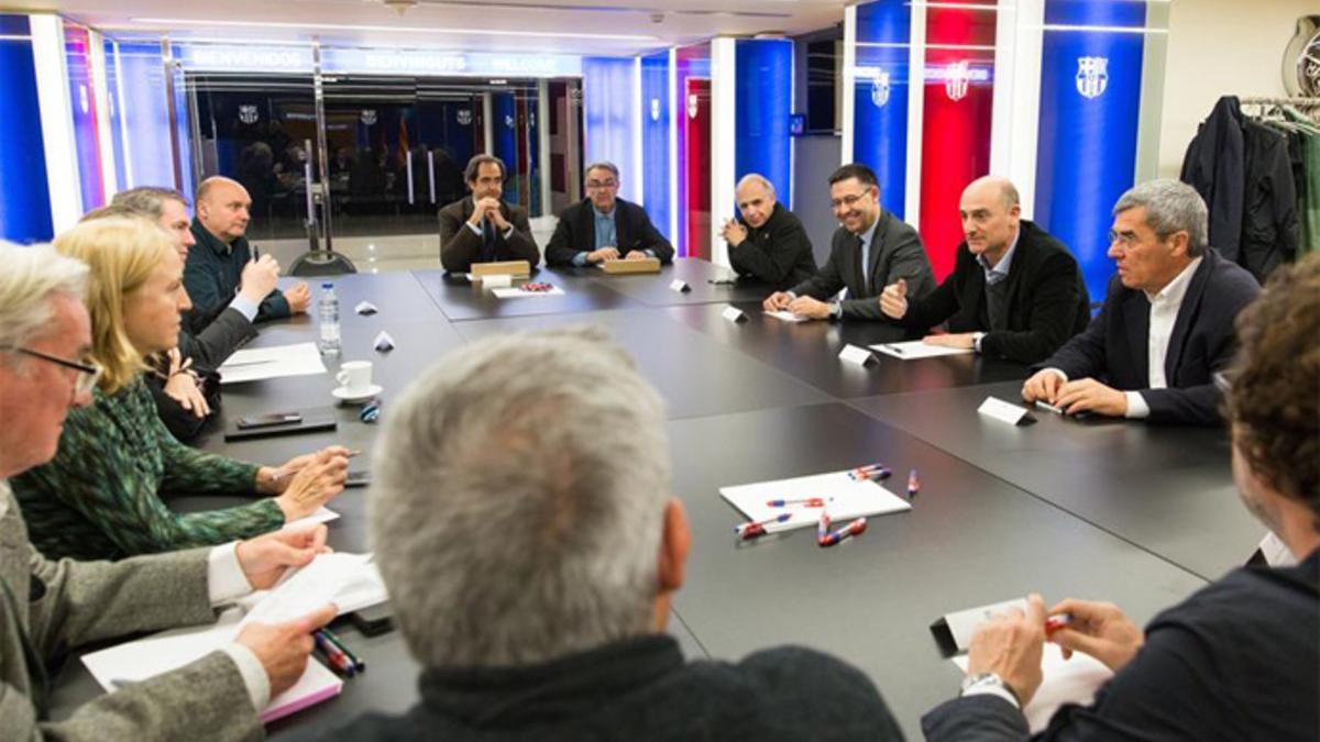 Los miembros del jurado durante la reunión en el Camp Nou