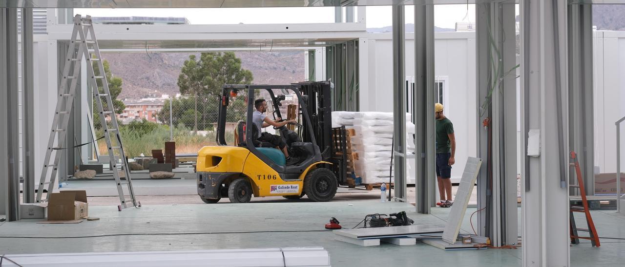 Las obras de montaje de las aulas prefabricas del IES Azorín en el solar municipal de la zona de Els Platans en Petrer.