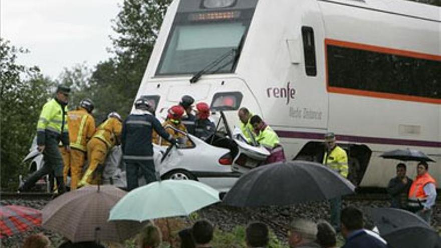 Un tren arrolla un coche y mata a tres ocupantes