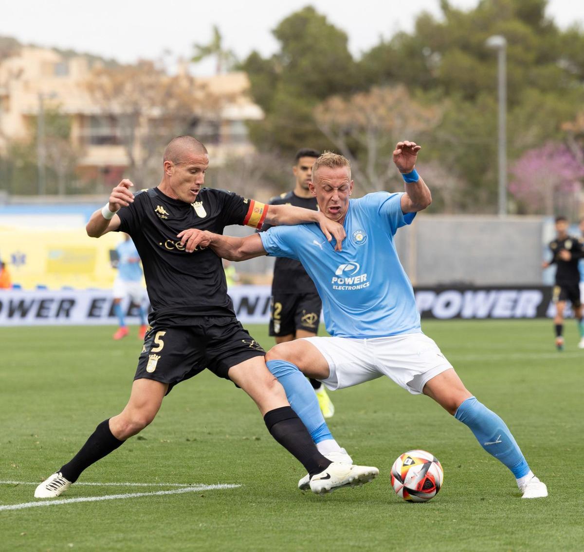 Niko Obolskii, que regresó al equipo titular, forcejea con Lolo González. | VICENT MARÍ