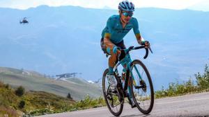 Miguel Ángel López en una etapa de montaña con el equipo Astana