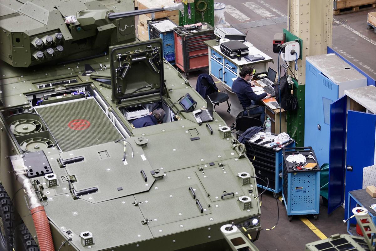 Trabajadores en la fábrica de blindados de Santa Bárbara en Trubia.