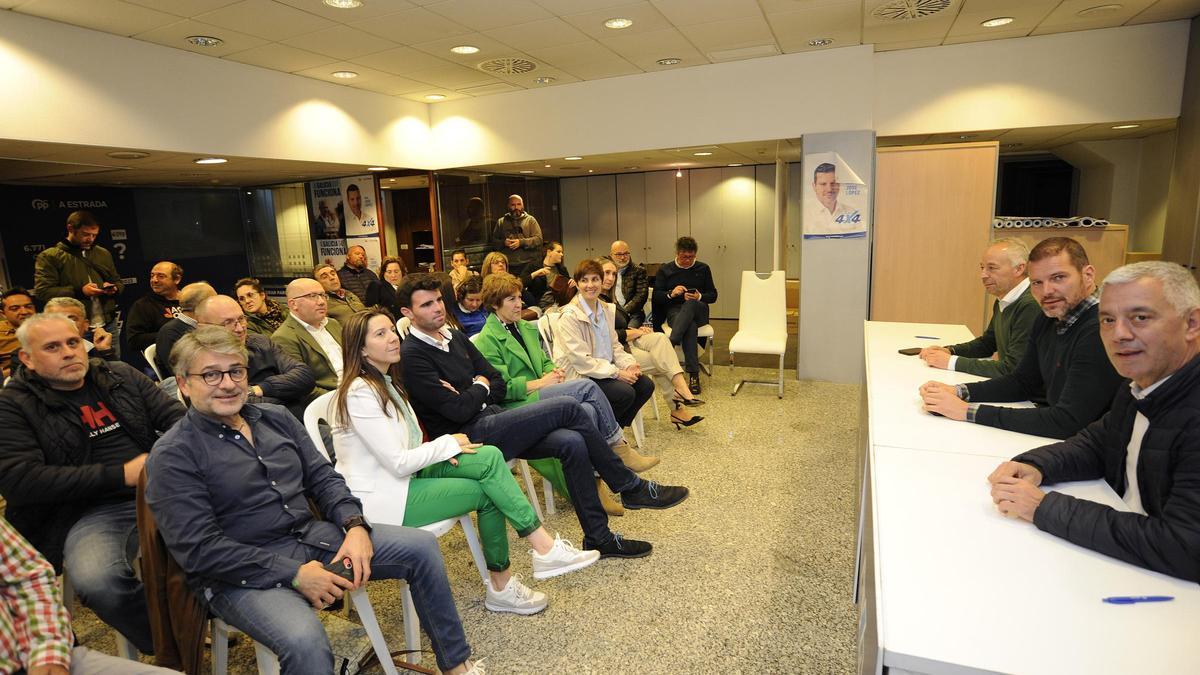 El comité ejecutivo, reunido esta noche en la sede del PP en la Praza de Galicia.