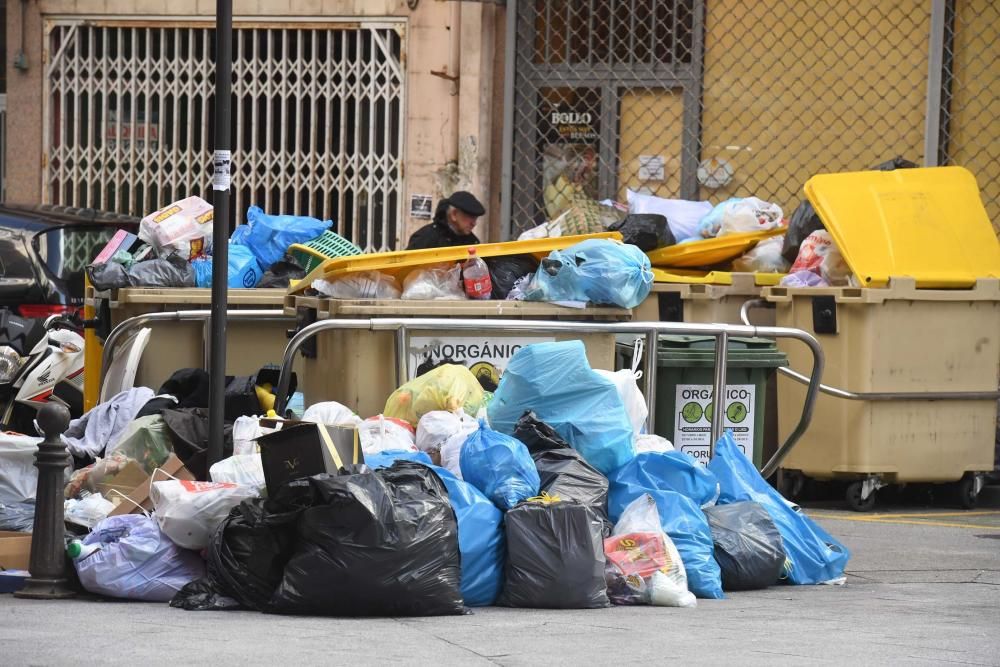 Basura sin recoger en las calles de A Coruña