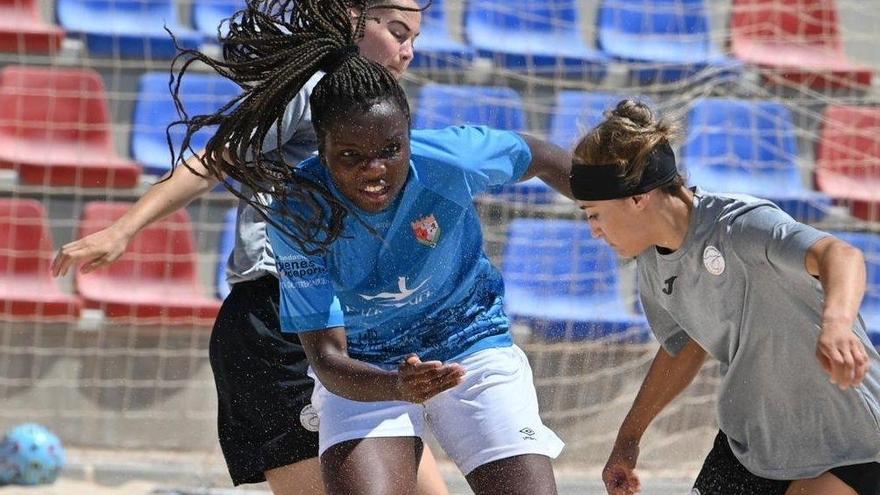 Edna,  peleando por un balón.