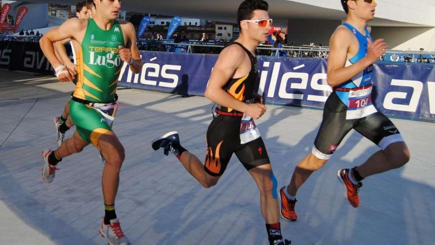 Antonio Serrat, a la izquierda, durante una reciente carrera en Avilés. // FDV