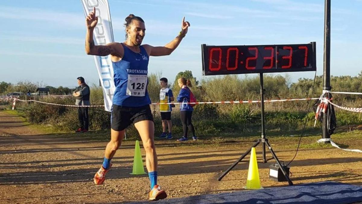 Jose Gregorio Martín celebra la victoria en Guadalcázar en 2018.