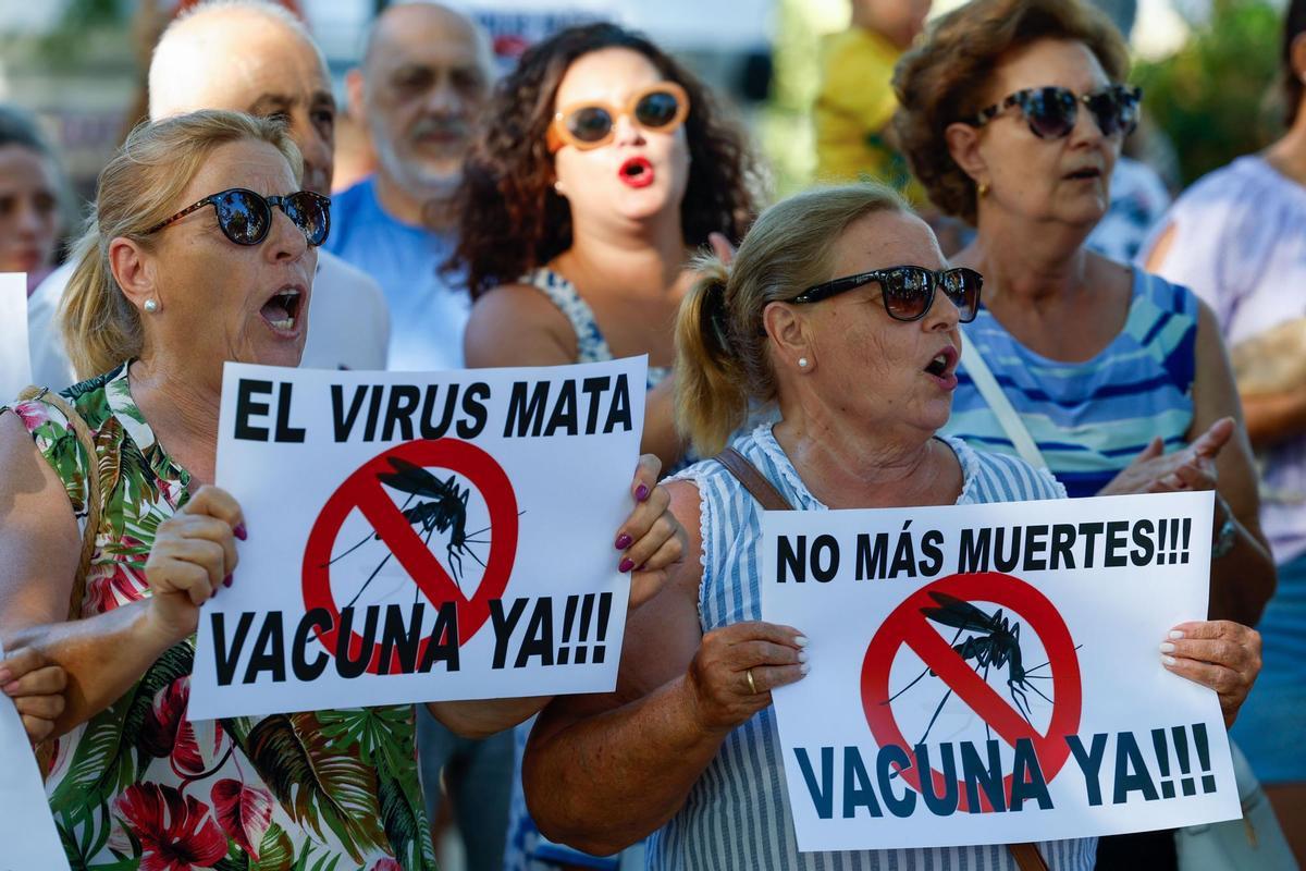 Vecinos de Coria del Río (Sevilla) y de otras localidades cercanas a este municipio junto al río Guadalquivir se han concentrado para pedir a la Junta de Andalucía que aumente el control sobre las poblaciones de mosquitos que pueden propagar el virus del Nilo.