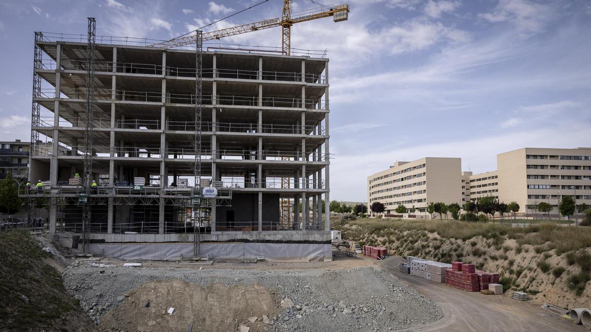 Edificio en construcción en el solar donde se ubica la parcela que acaba de ser subastada en Arcosur.