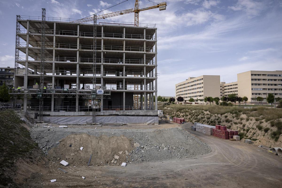 Edificio en construcción en el solar donde se ubica la parcela que acaba de ser subastada en Arcosur.