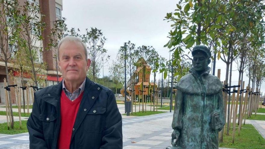 Luis Blanco, en la plaza del Ferroviario de El Berrón.