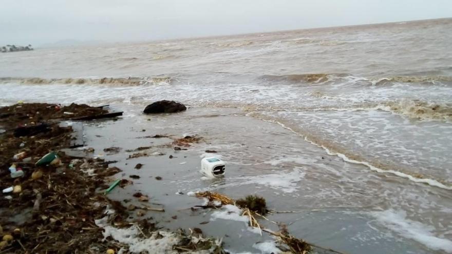 Cubos de plástico, maceteros y botellas, entre los restos.