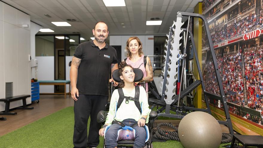 “Al quitarle el fisioterapeuta de Aldaia a mi hija Irene, la están condenando a atrofiarse en vida”