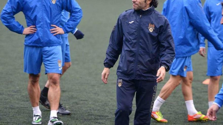 Pablo Carnero, Jacobo y el técnico Luisito durante un entrenamiento. // G. Santos