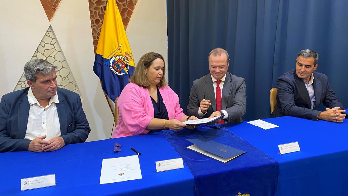 La presidenta del Real Club Náutico de Gran Canaria, María del Carmen López Galán, y el alcalde de Las Palmas de Gran Canaria, Augusto Hidalgo, firmen el protocolo de intenciones.