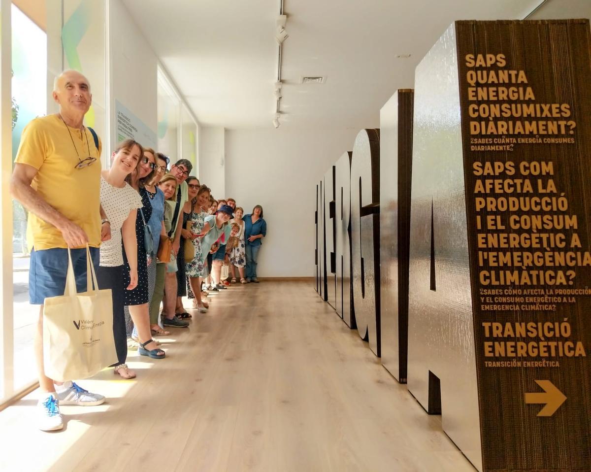Una visita de grupo a una de las Oficinas de la Energía de València.