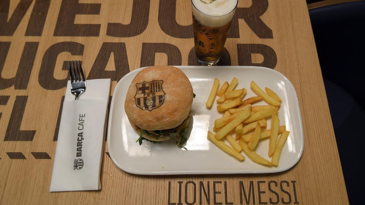 Una hamburguesa del nuevo Barça Café.