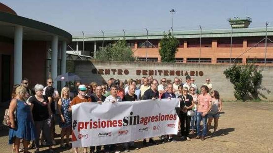 Concentración de los funcionarios de prisiones en Dueñas (Palencia) .