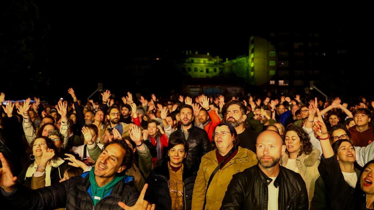 Publico observando las orquestas de Santa Rita 2024.
