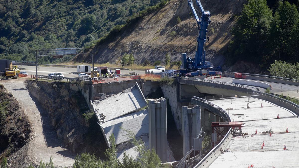 Operarios trabajando en los viaductos de la A-6 en Vega de Valcarce