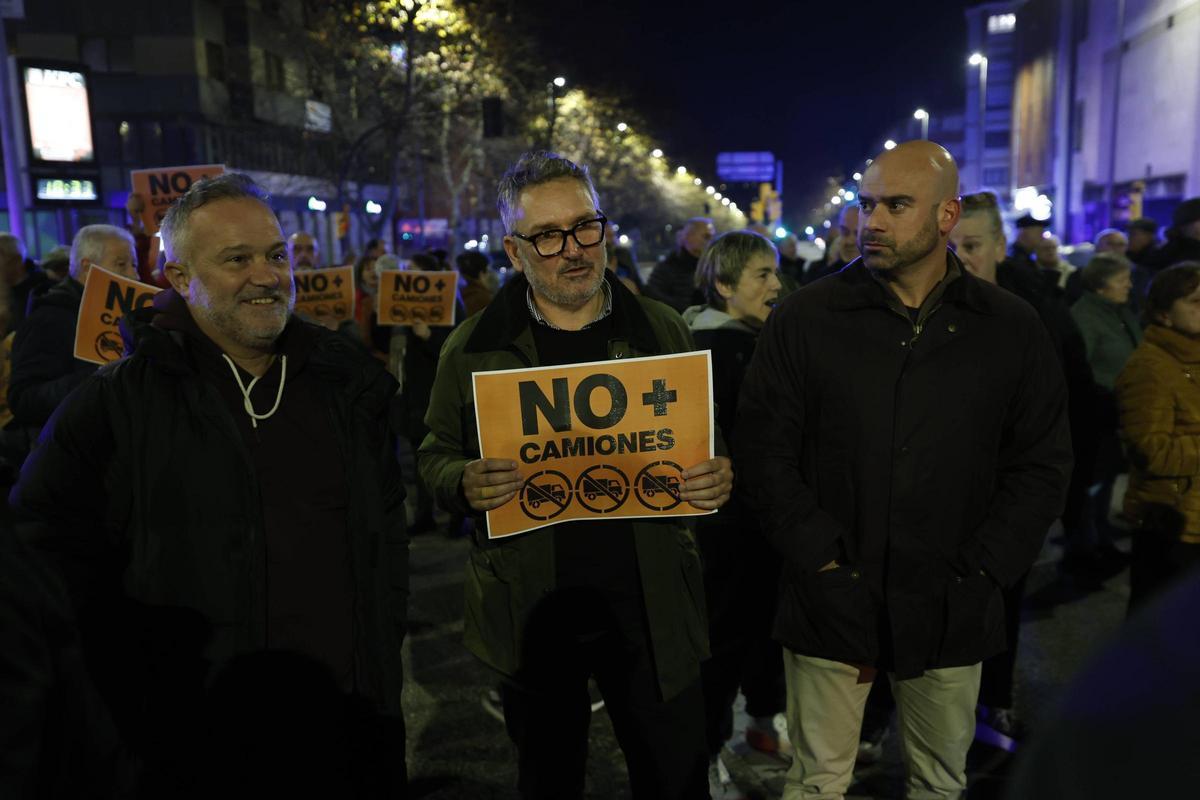 La última manifestación del 2025 contra el tráfico pesado por Príncipe de Asturias, en imágenes