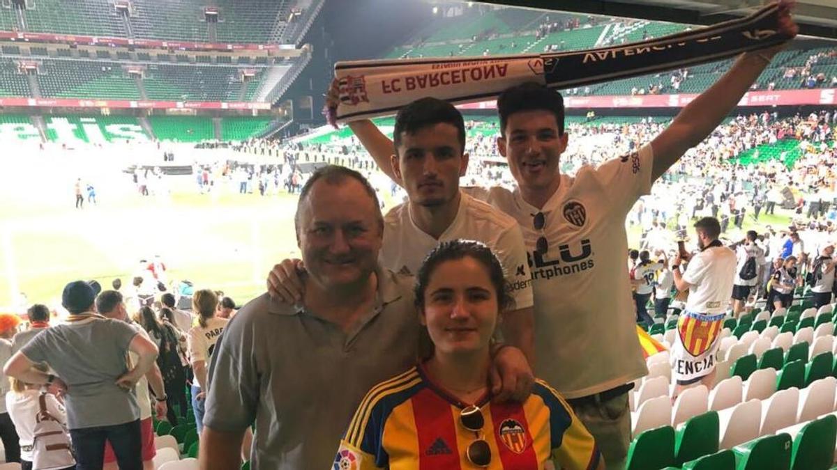 Guillamón junto a su padre y sus hermanos en la final del Villamarín