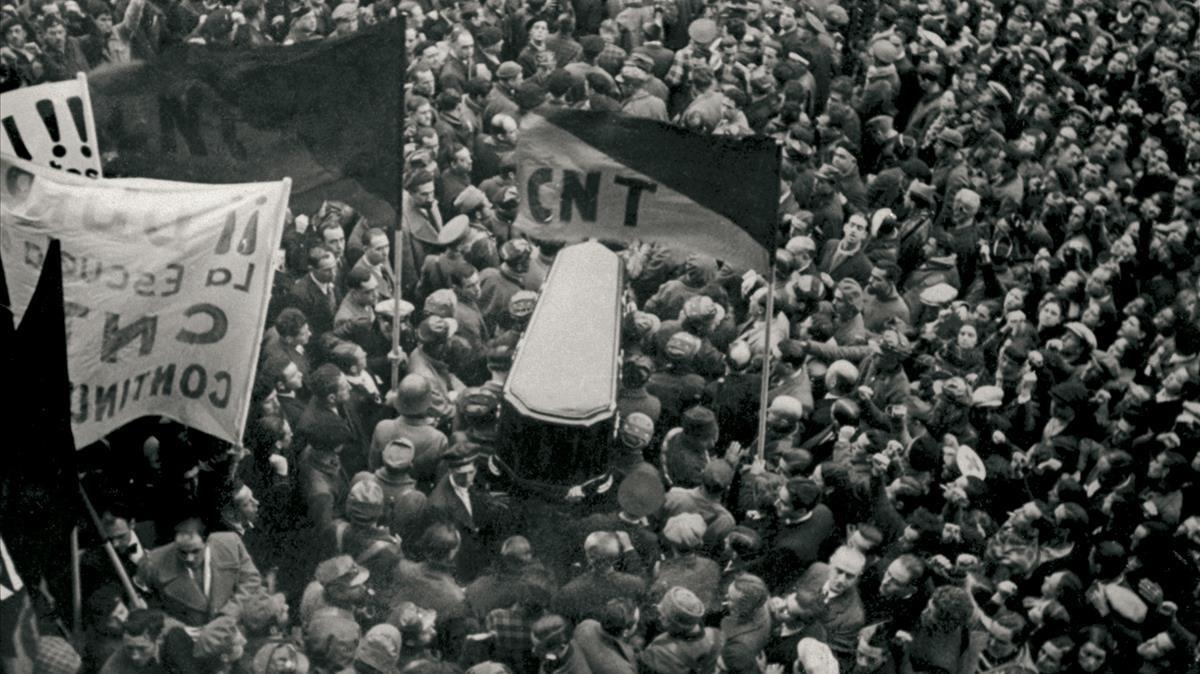 El multitudinario entierro de José Buenaventura Durruti a su paso por Via Laietana, en noviembre de 1936.