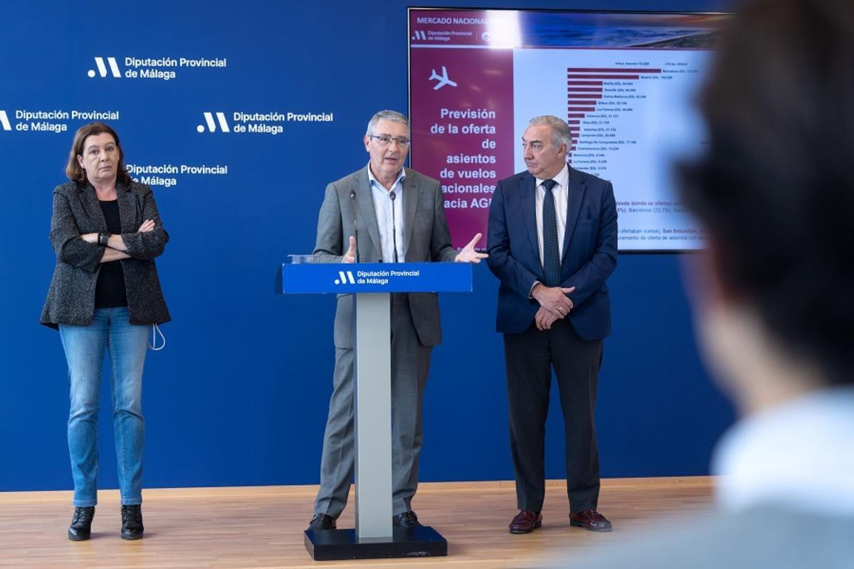 Francisco Salado, acompañado por Esperanza González y Antonio Díaz en la presentación de la estrategia para recuperar turistas españoles en Fitur.
