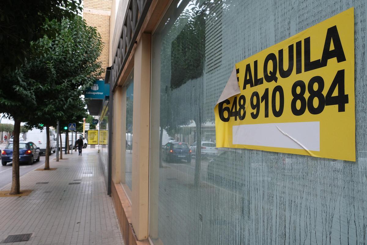 Bajo comercial cerrado y con cartel de alquiler en la avenida de Madrid de Petrer.