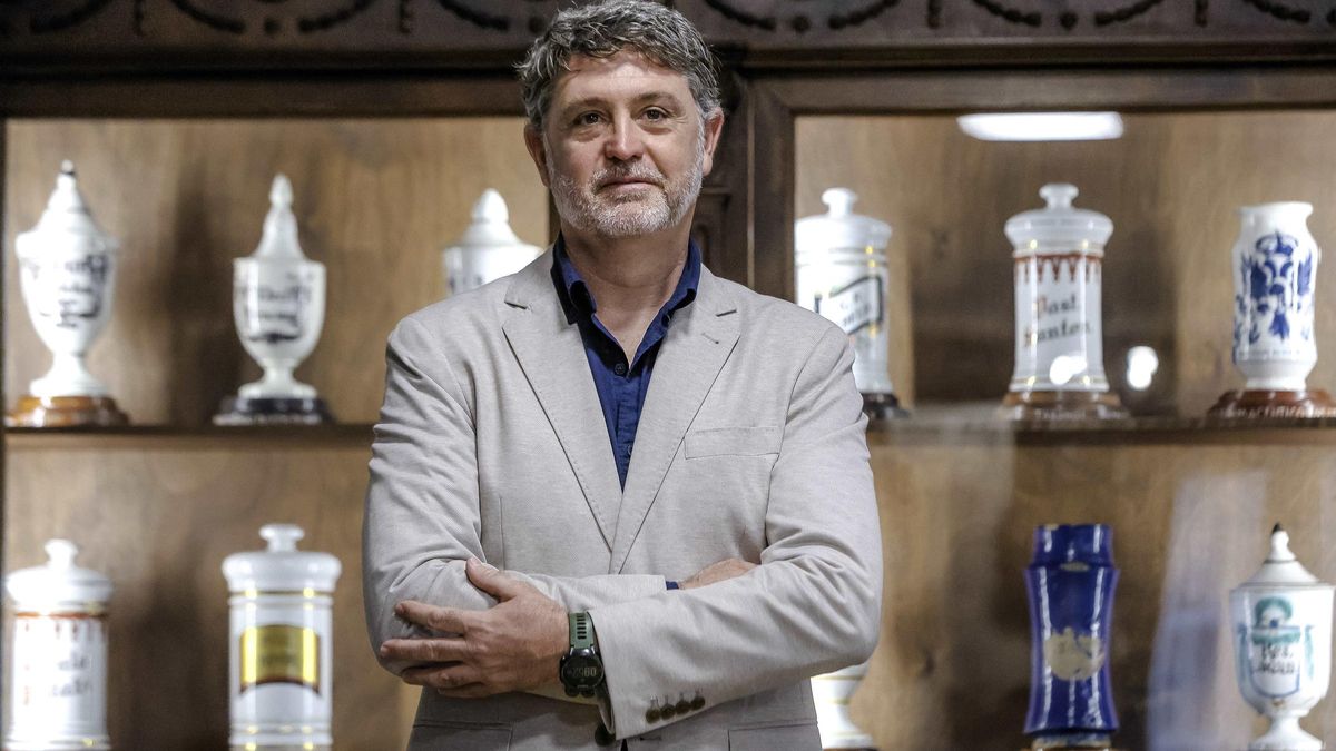 Vicenç Terrades posa para esta entrevista en la sede del Colegio Oficial de Farmacéuticos que dirige.