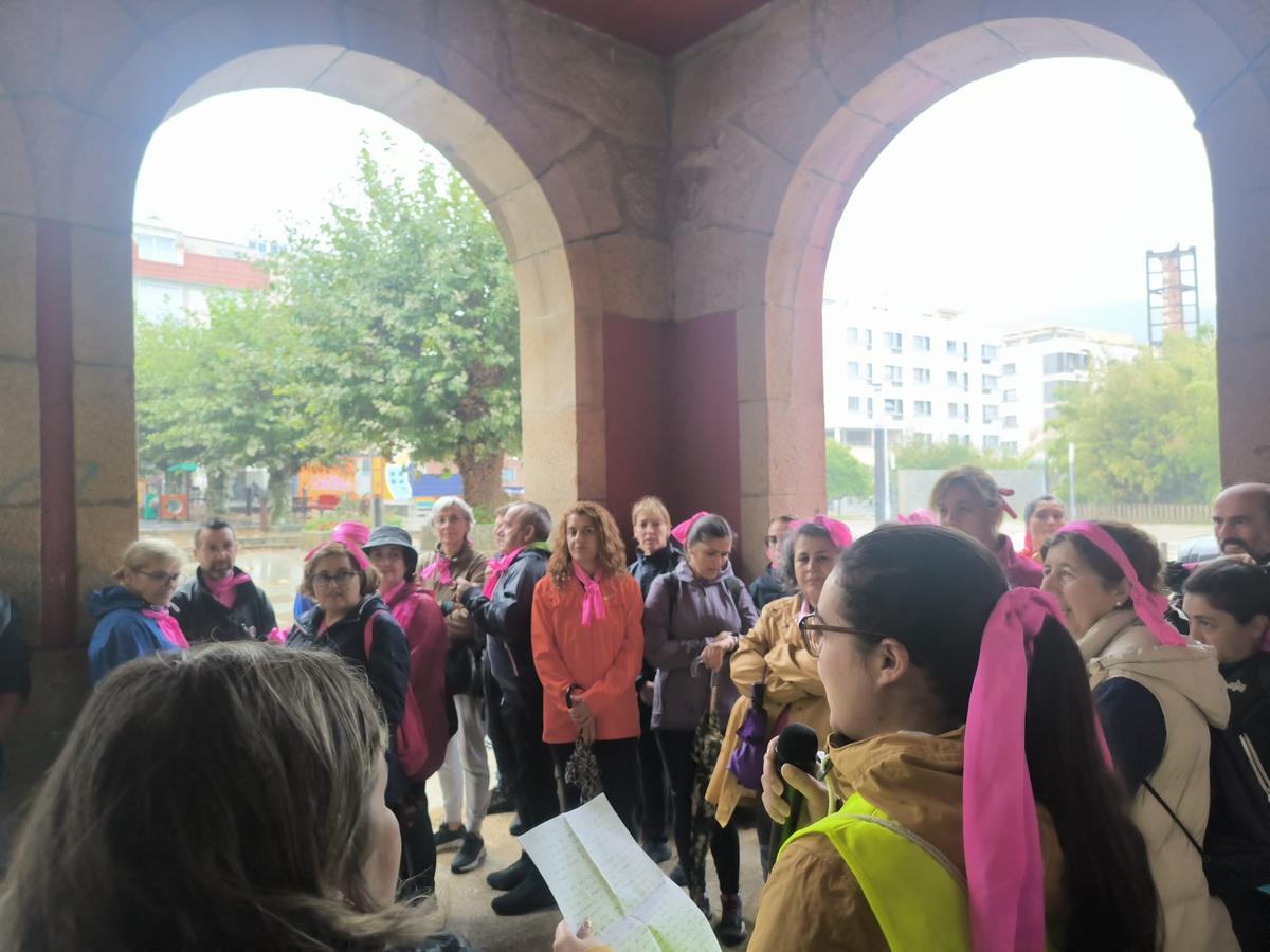 Un grupo de personas se dispone a iniciar la marcha desde el consistorio de Bueu.