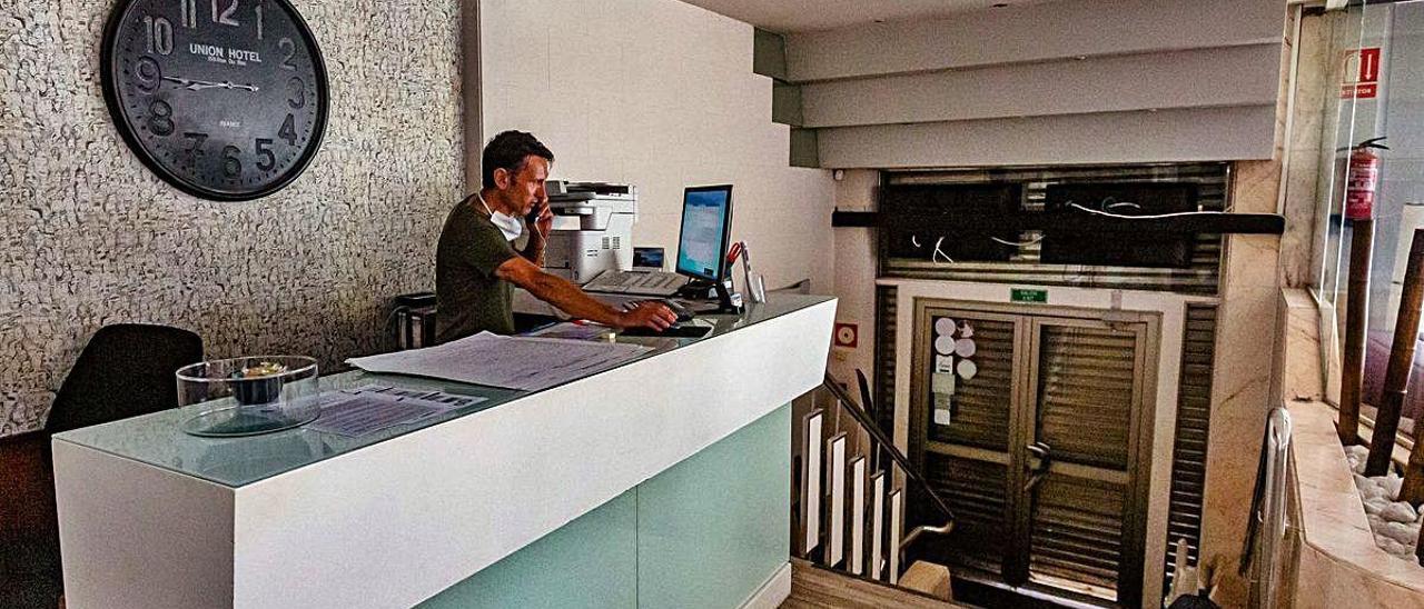 El director del hotel Bilbaíno revisa a puerta cerrada reservas y cancelaciones de clientes.