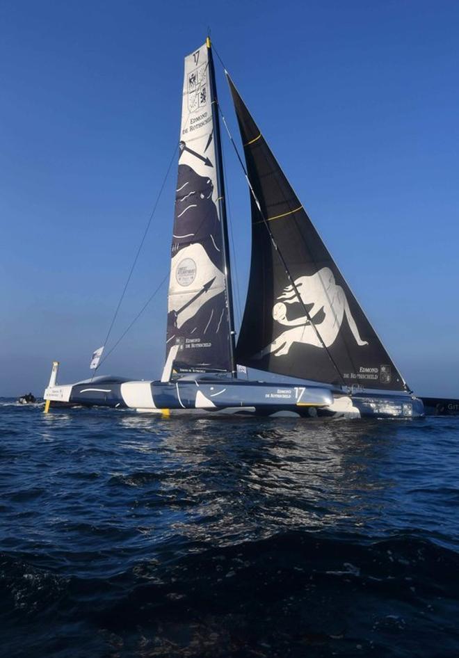 El multicasco Maxi Edmond de Rothschild, omitido por Charles Caudrelier, Franck Cammas y Yann Riou, llega a Brest, después de su victoria en la carrera de Brest Atlantiques.