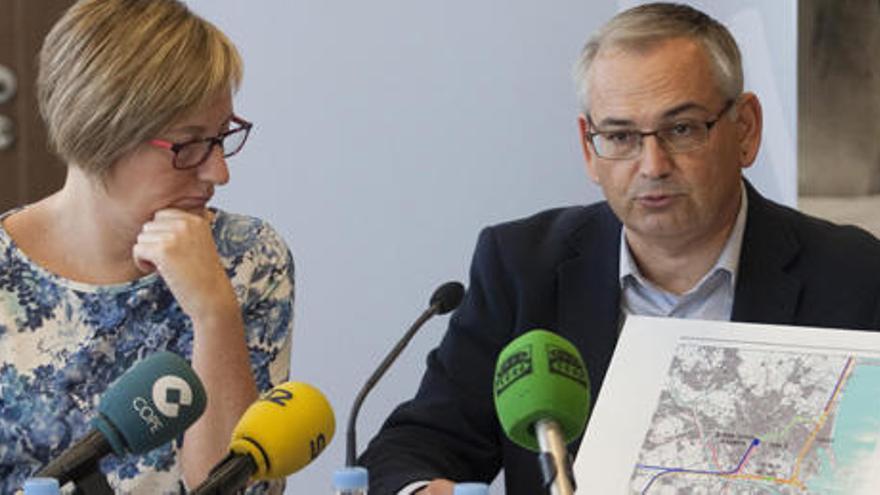 La consellera María José Salvador y el secretario autonómico, Josep Vicent Boira, que adelantó el informe que llevará a Europa.