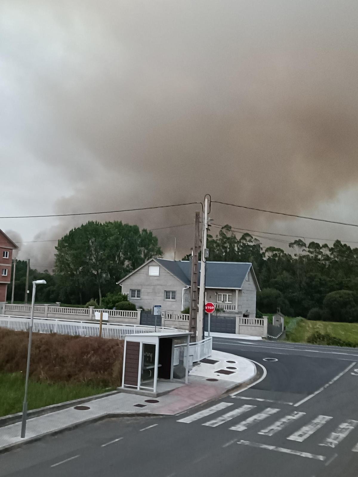 Columna de humo del incendio activo entre los municipios de Vimianzo y Laxe.