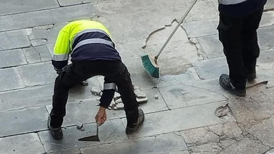 Dos operaris de la brigada fent feina a la Baixada de la Seu de Manresa
