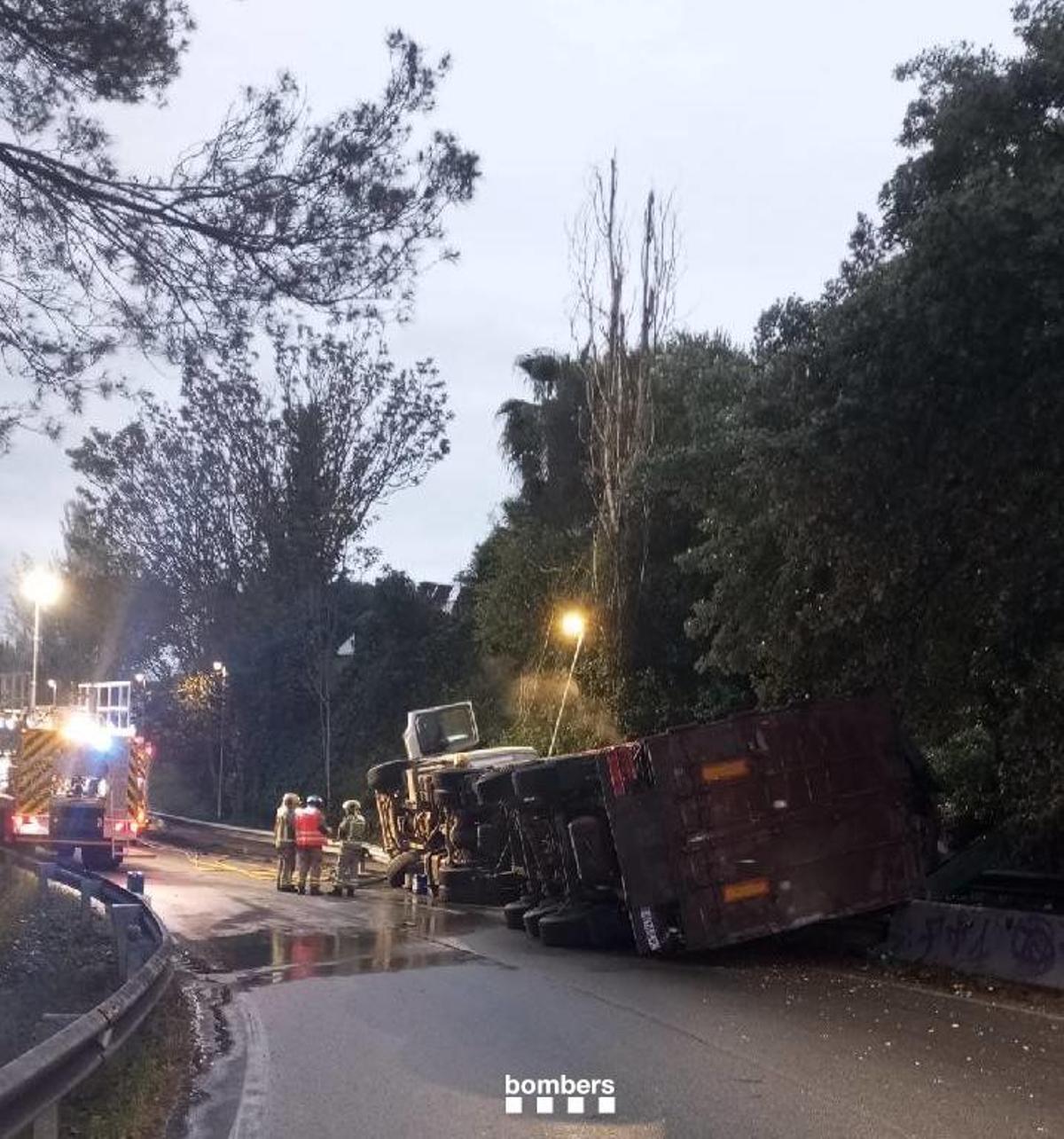 El camió bolcat a Esparreguera aquest dilluns