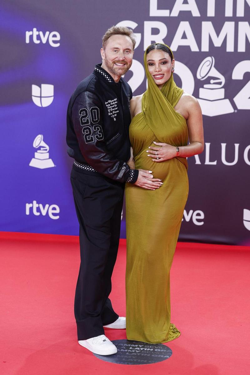 David Guetta y su novia, embarazada, en los Latin Grammy 2023