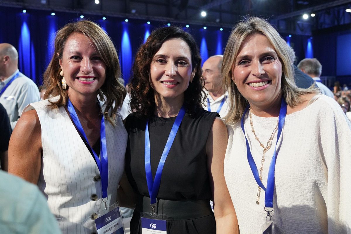 Begoña Carrasco (i.) y Marta Barrachina (d.), este sábado junto a Isabel Díaz Ayuso (c.).