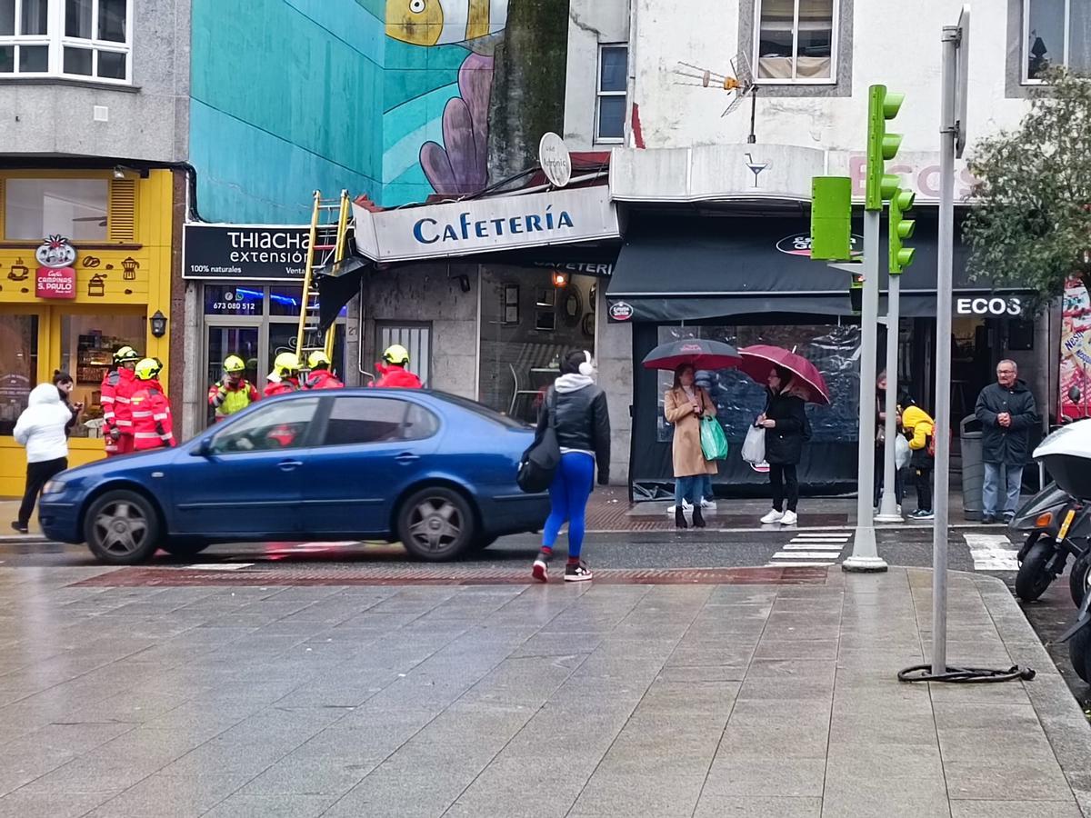 Los bomberos intervienen en la avenida Gregorio Espino por el desprendimiento parcial del letrero de una cafetería. Borrasca Nelson. 27 marzo 2024