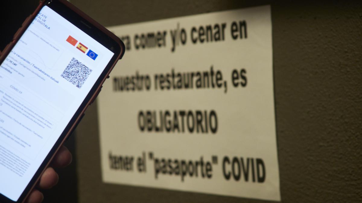 Una persona muestra el certificado covid, que será obligado presentar en Castellón a partir de la noche del viernes.