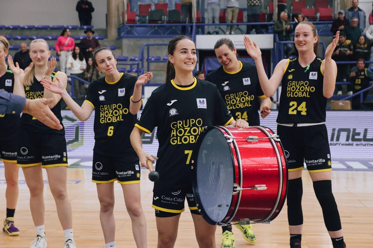 Las jugadoras del Hozono Global Jairis celebrando el triunfo.
